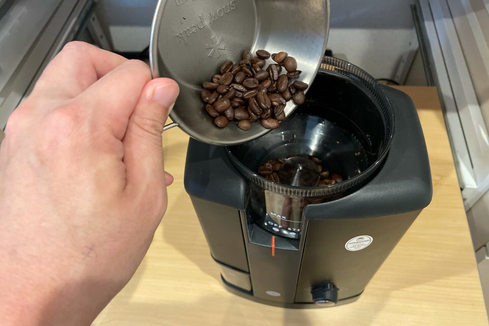 Wilfa SVART Aroma 電動コーヒーグラインダー：使い方　豆入れる