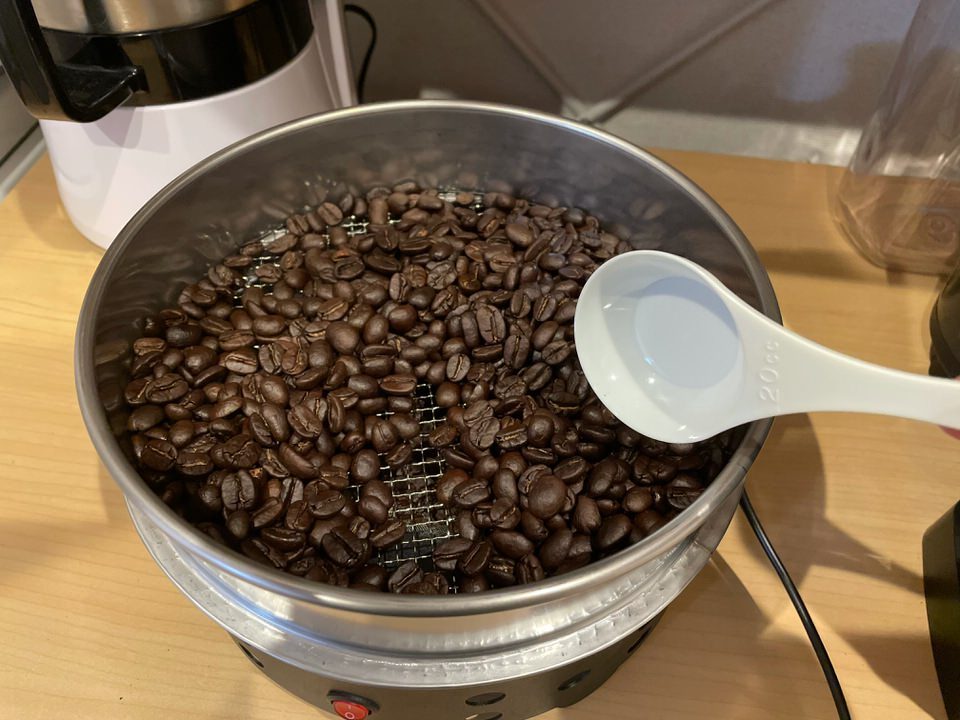 コーヒー豆クーラーに豆を入れてスプーンでまぜまぜ