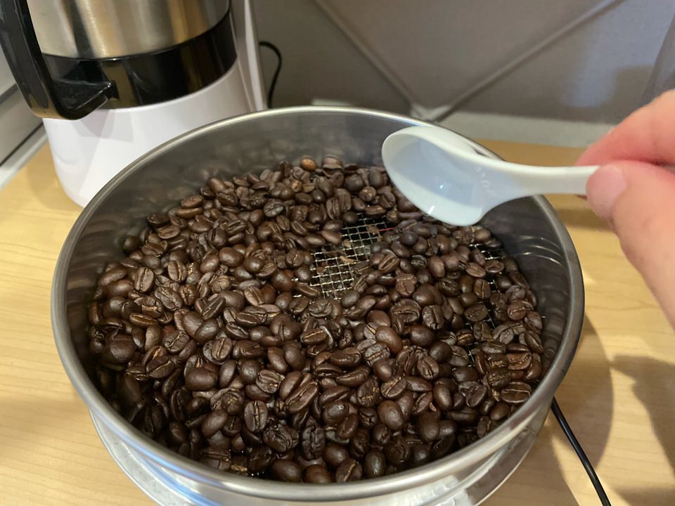 コーヒー豆クーラーで煎り止めしている