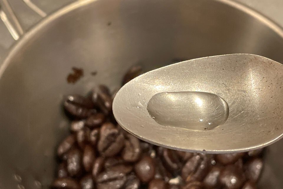 コーヒーミル・グラインダーの静電気対策はちょっとの水