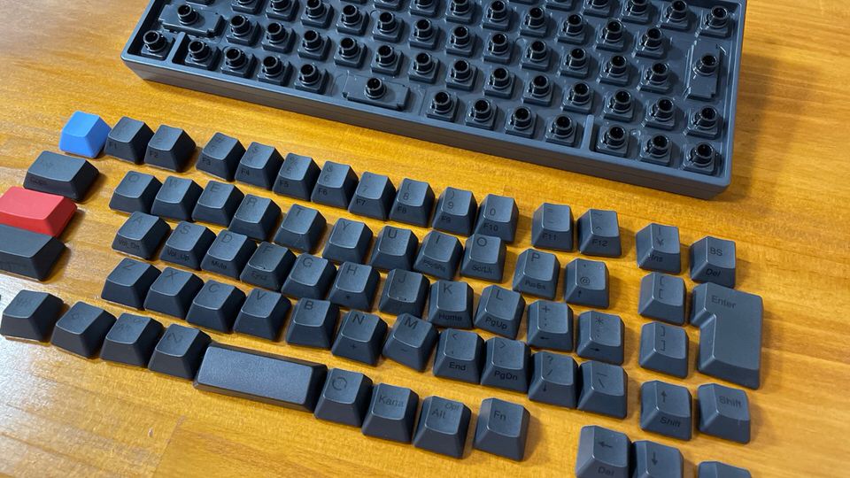 HHKB hybridの2年分の汚れを掃除【閲覧注意:マジで汚かった】：キートップ並べる