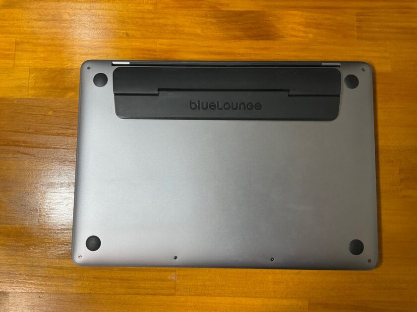 MacBook Pro おすすめガジェット：Bluelounge キックフリップ BLD-KF13-BK（フリップスタンド）