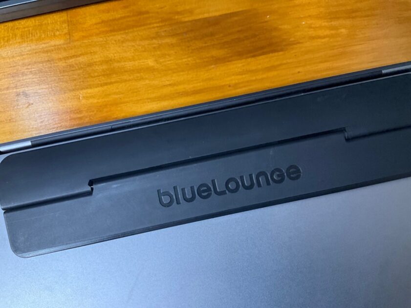 MacBook Pro おすすめガジェット：Bluelounge キックフリップ BLD-KF13-BK（フリップスタンド）２