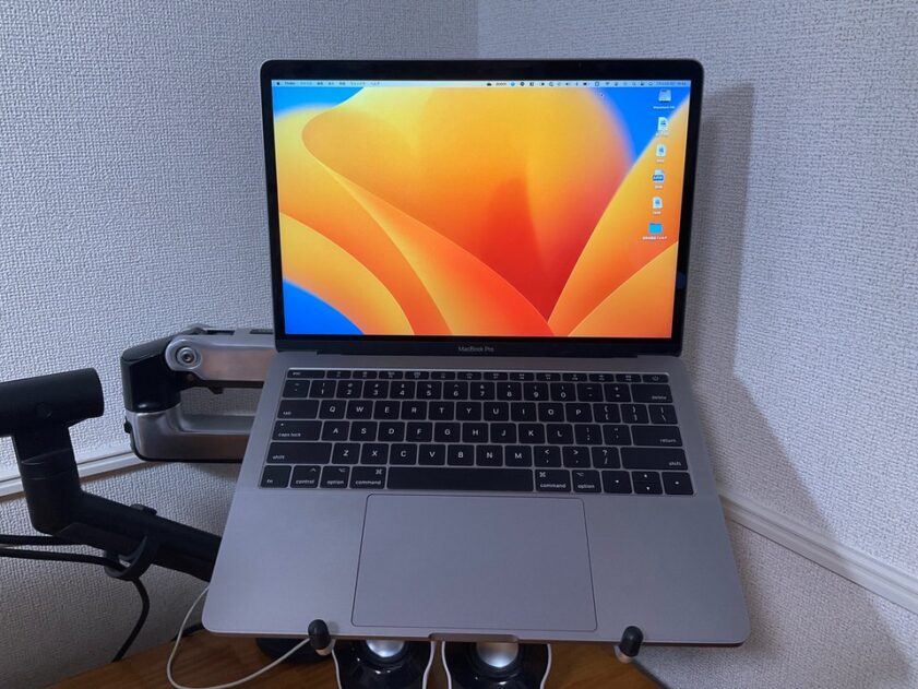 MacBook Pro おすすめガジェット：モニターアーム用マウントトレー
