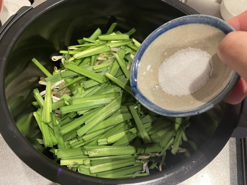 超簡単！ニラもやしナムル【ホットクック 副菜】炒めてもうまい11