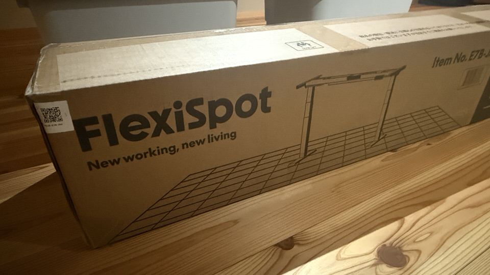 【DIY】幅182cmの巨大昇降デスクを自作！FlexiSpot E7×パイン集成材で妻用デスクを作ってみた【2液ウレタンニス仕上げ】３