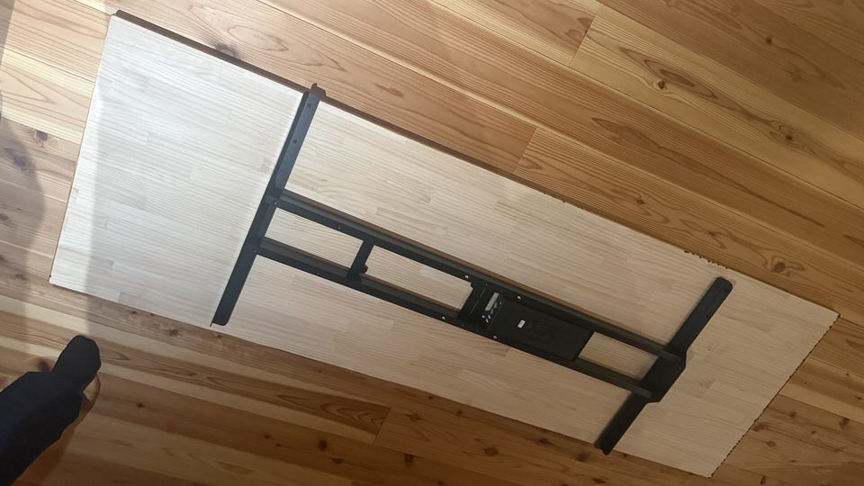 【DIY】幅182cmの巨大昇降デスクを自作！FlexiSpot E7×パイン集成材で妻用デスクを作ってみた【2液ウレタンニス仕上げ】１９