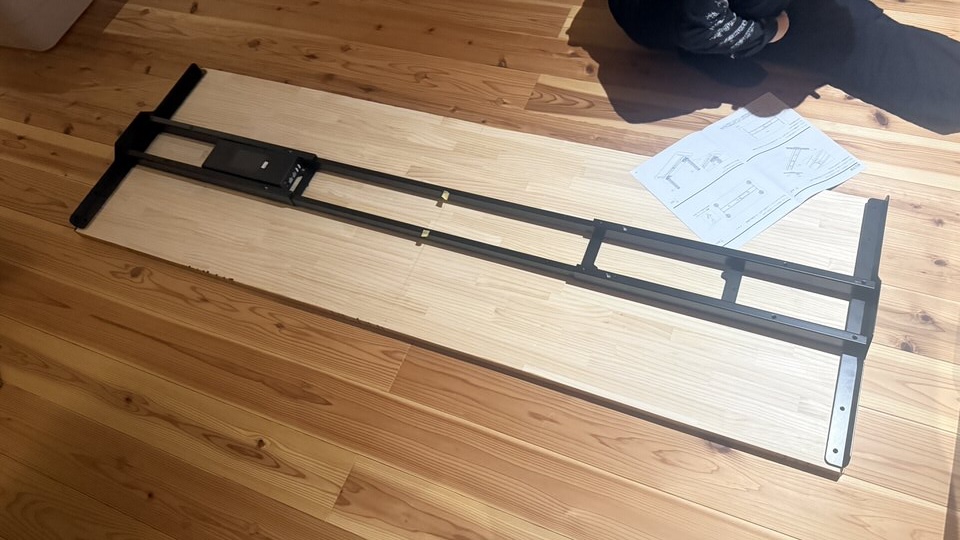 【DIY】幅182cmの巨大昇降デスクを自作！FlexiSpot E7×パイン集成材で妻用デスクを作ってみた【2液ウレタンニス仕上げ】２０