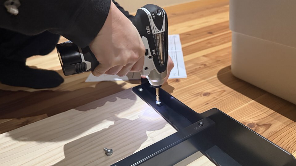 【DIY】幅182cmの巨大昇降デスクを自作！FlexiSpot E7×パイン集成材で妻用デスクを作ってみた【2液ウレタンニス仕上げ】２２