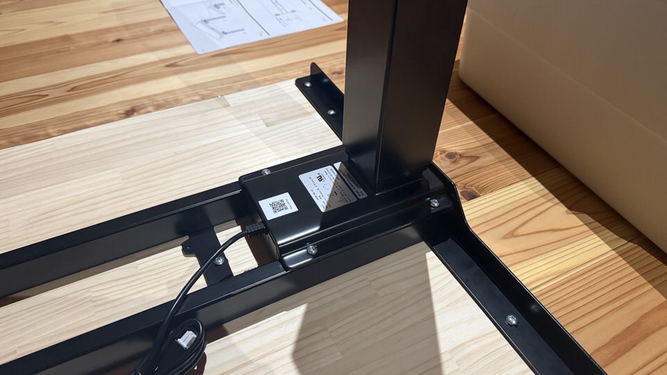 【DIY】幅182cmの巨大昇降デスクを自作！FlexiSpot E7×パイン集成材で妻用デスクを作ってみた【2液ウレタンニス仕上げ】２４