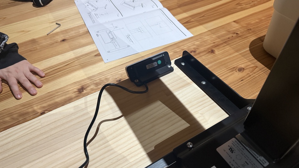 【DIY】幅182cmの巨大昇降デスクを自作！FlexiSpot E7×パイン集成材で妻用デスクを作ってみた【2液ウレタンニス仕上げ】２５