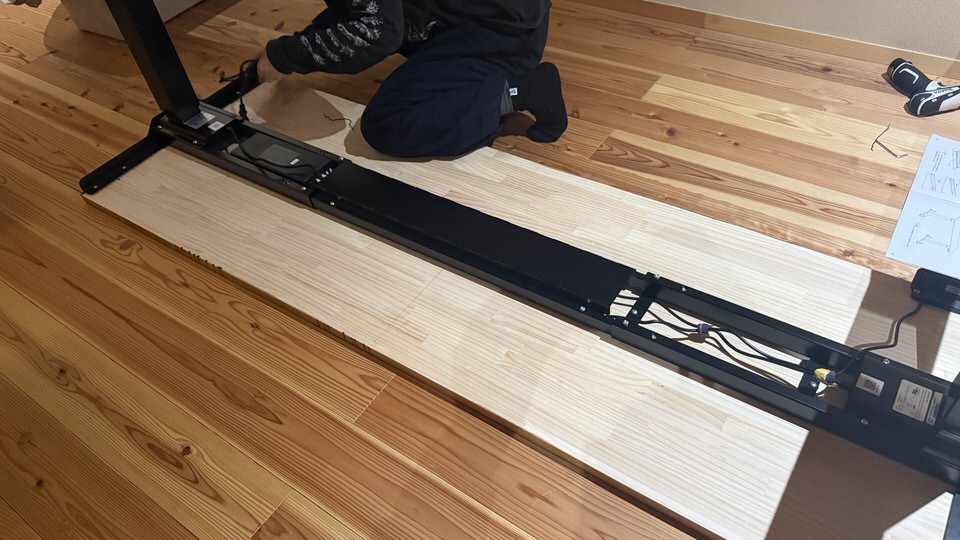 【DIY】幅182cmの巨大昇降デスクを自作！FlexiSpot E7×パイン集成材で妻用デスクを作ってみた【2液ウレタンニス仕上げ】２８