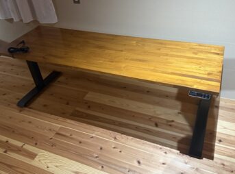 【DIY】幅182cmの巨大昇降デスクを自作！FlexiSpot E7×パイン集成材で妻用デスクを作ってみた【2液ウレタンニス仕上げ】アイキャッチ