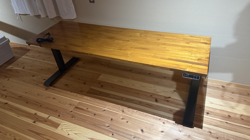 【DIY】幅182cmの巨大昇降デスクを自作！FlexiSpot E7×パイン集成材で妻用デスクを作ってみた【2液ウレタンニス仕上げ】アイキャッチ